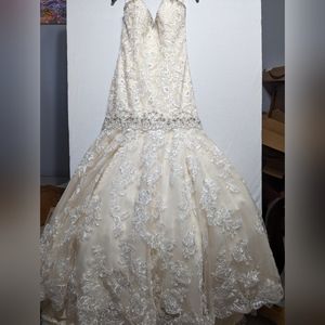 Allure 9018 unaltered size 10 Wedding dress. Mermaid Ivory.